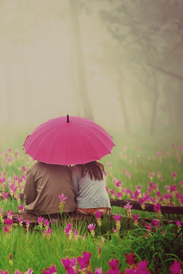 Das Couple Under Pink Umbrella Wallpaper 640x960