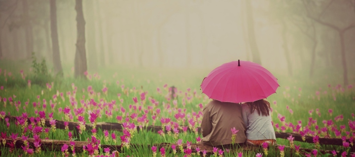 Screenshot №1 pro téma Couple Under Pink Umbrella 720x320