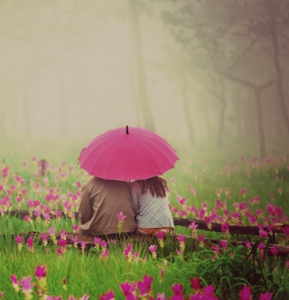 Couple Under Pink Umbrella sfondi gratuiti per iPad