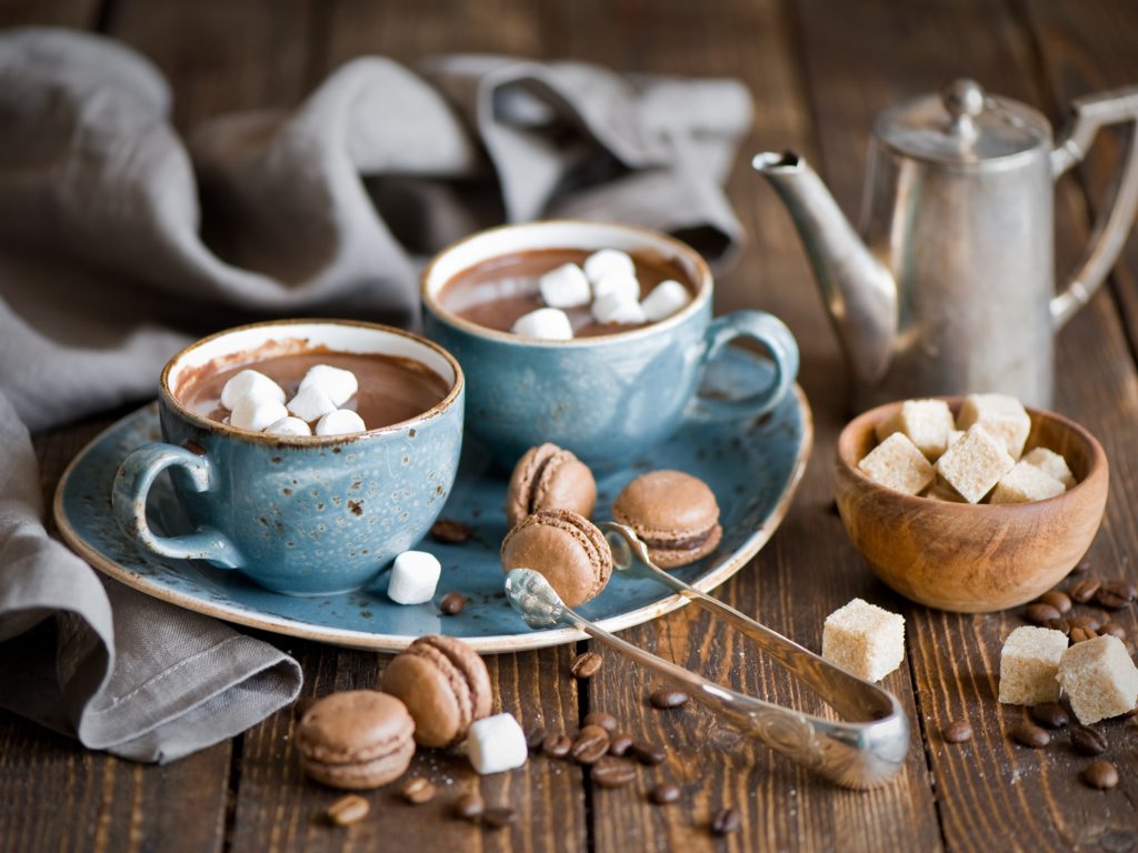 Das Hot Chocolate With Marshmallows And Macarons Wallpaper 1024x768