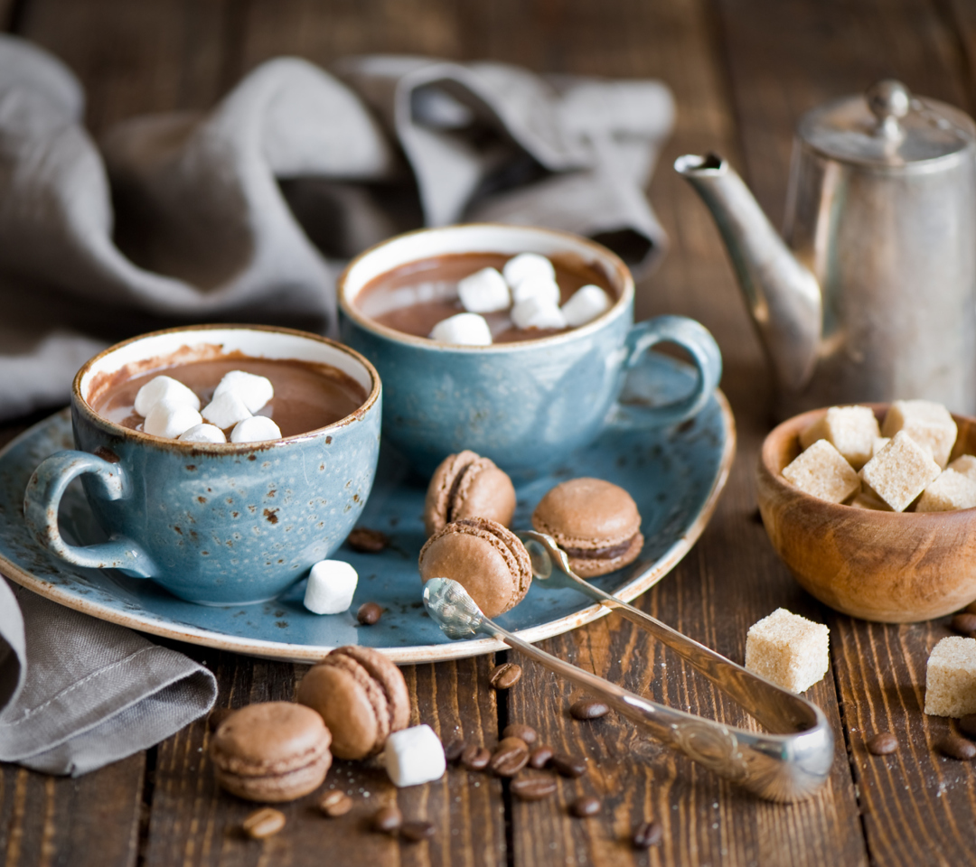 Fondo de pantalla Hot Chocolate With Marshmallows And Macarons 1080x960
