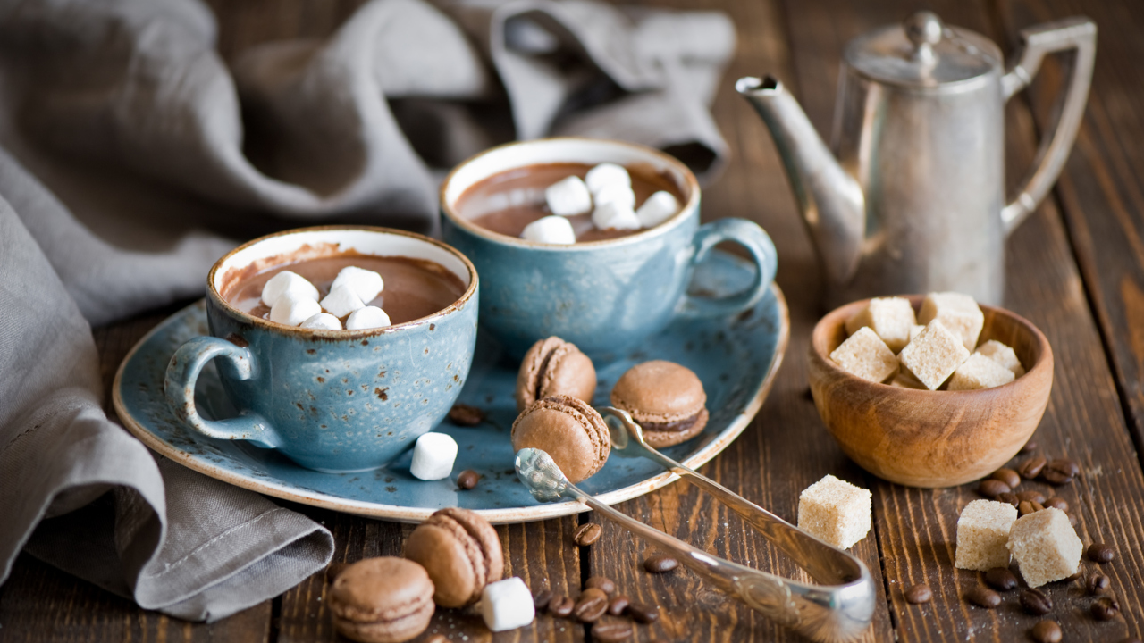 Fondo de pantalla Hot Chocolate With Marshmallows And Macarons 1280x720