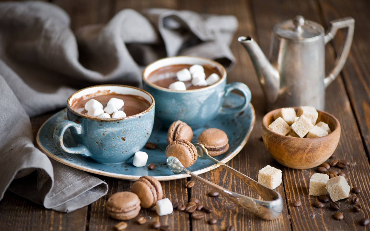 Fondo de pantalla Hot Chocolate With Marshmallows And Macarons 1440x900