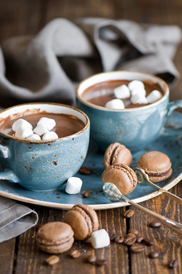 Fondo de pantalla Hot Chocolate With Marshmallows And Macarons 640x960