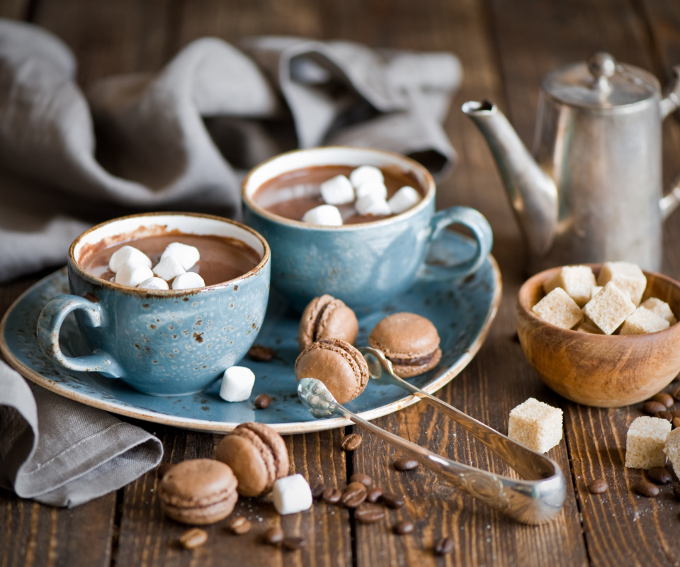Обои Hot Chocolate With Marshmallows And Macarons 960x800