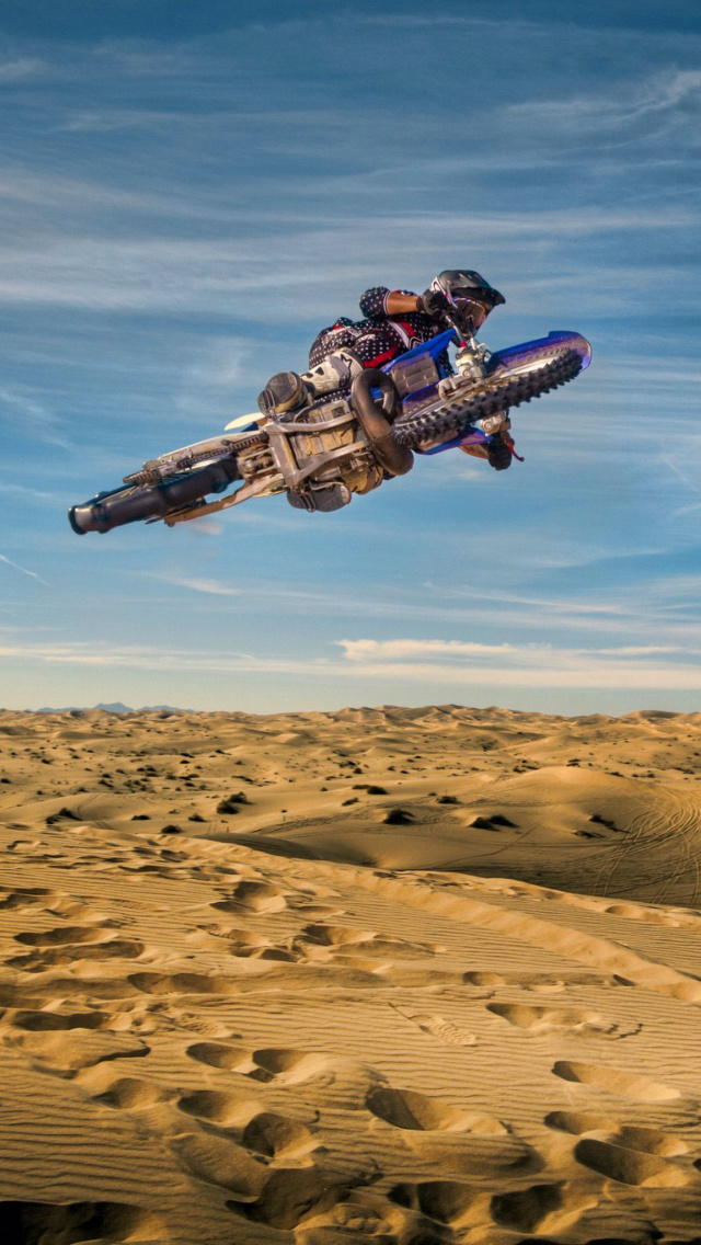Обои Motocross in Desert 640x1136