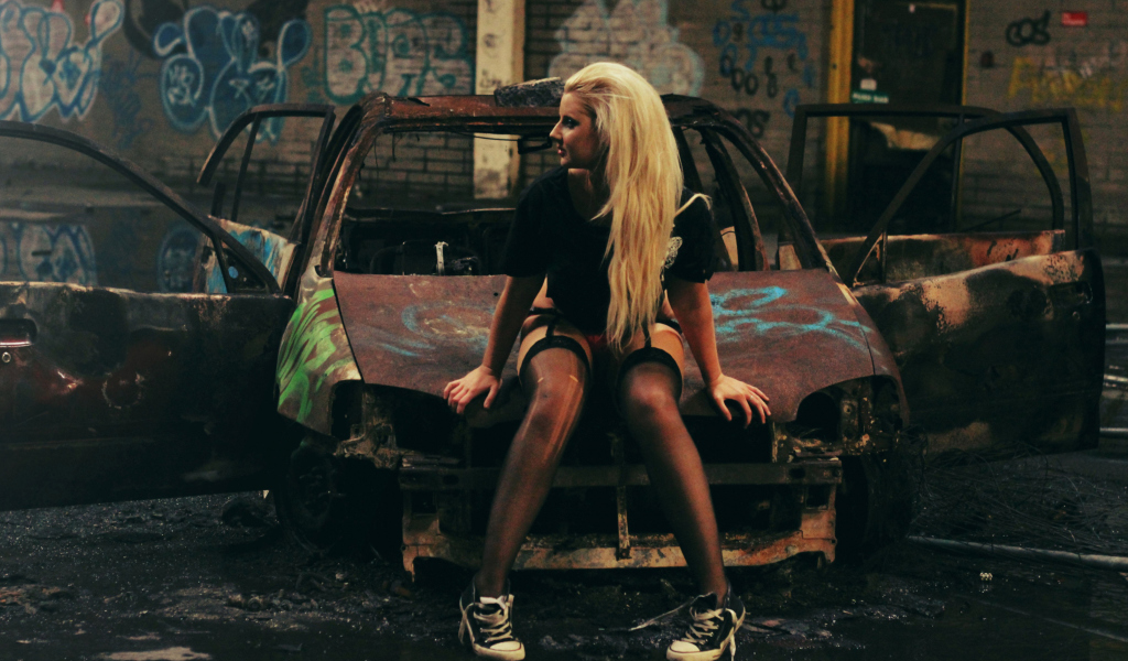 Blonde Girl And Old Scrap Car screenshot #1 1024x600