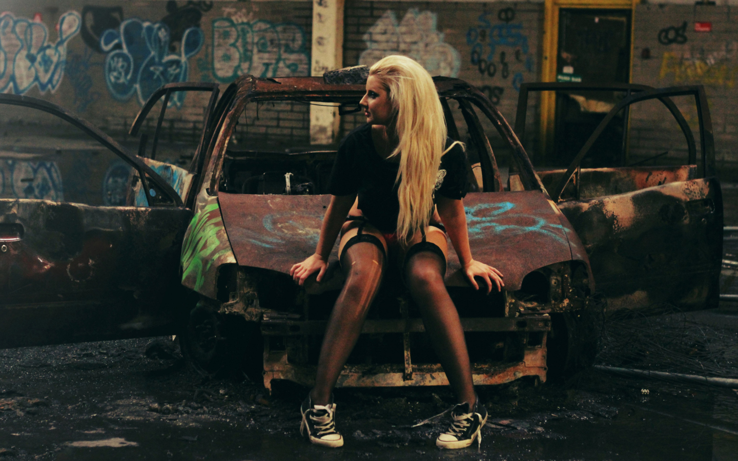 Das Blonde Girl And Old Scrap Car Wallpaper 1440x900