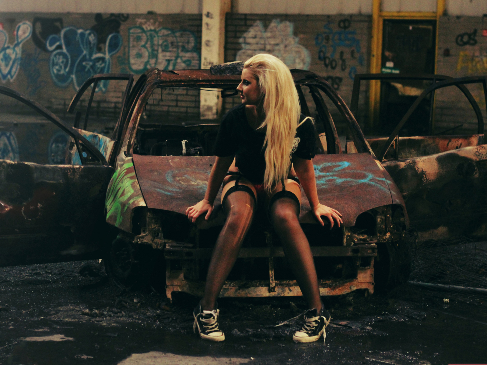 Screenshot №1 pro téma Blonde Girl And Old Scrap Car 1600x1200