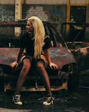 Fondo de pantalla Blonde Girl And Old Scrap Car 176x220