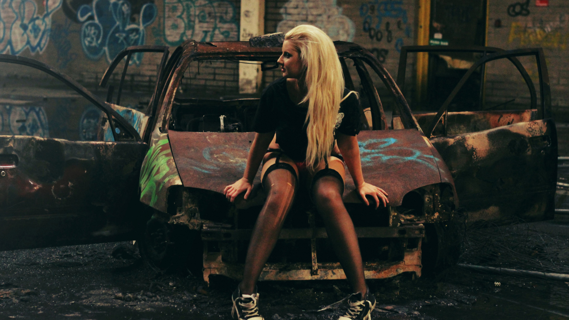 Sfondi Blonde Girl And Old Scrap Car 1920x1080
