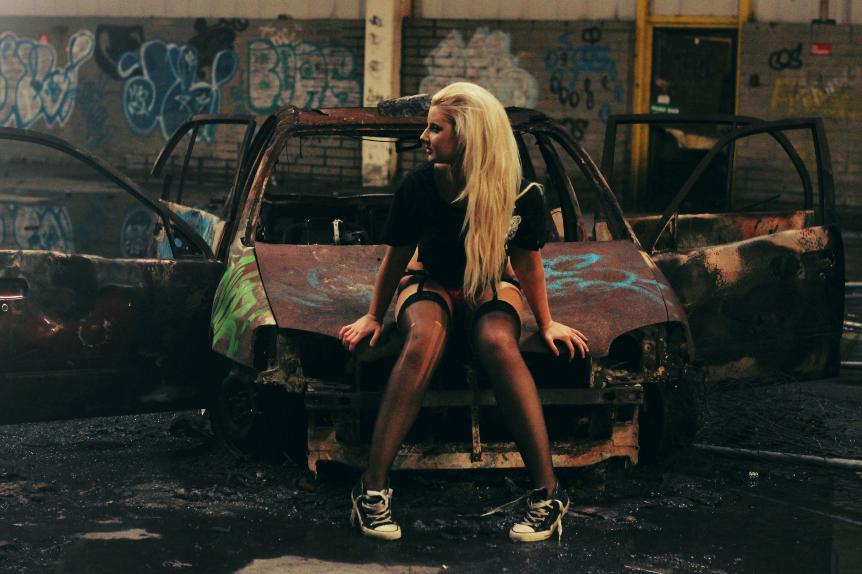 Blonde Girl And Old Scrap Car wallpaper 2880x1920