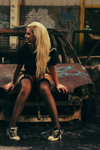 Sfondi Blonde Girl And Old Scrap Car 320x480