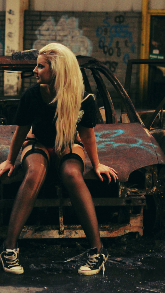 Blonde Girl And Old Scrap Car wallpaper 640x1136