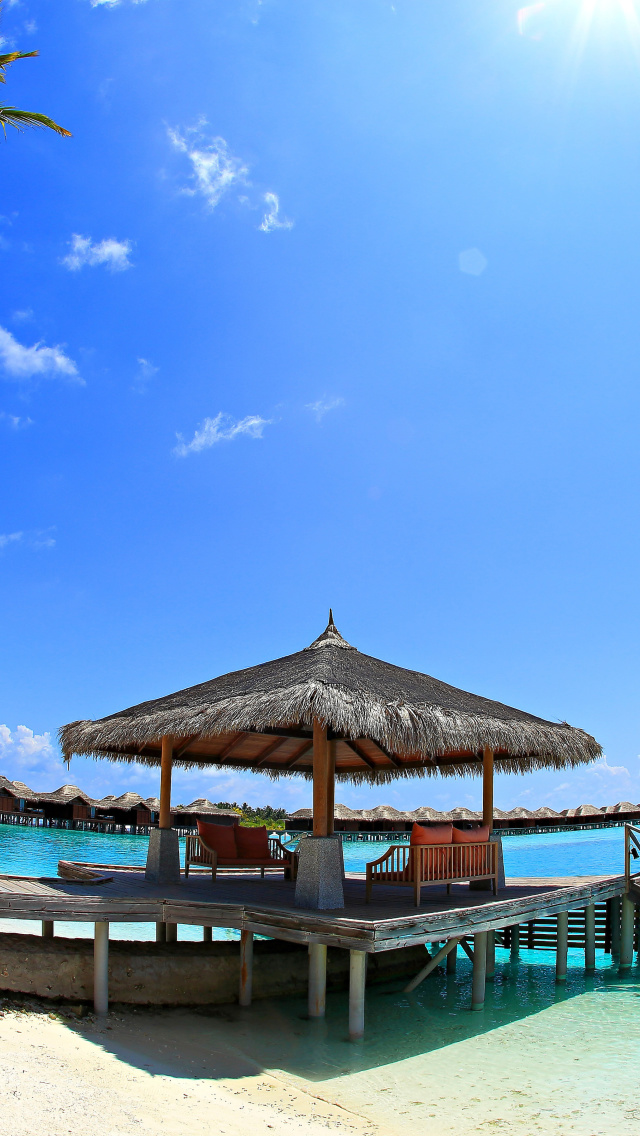 Luxury Bungalows in Maldives Resort wallpaper 640x1136