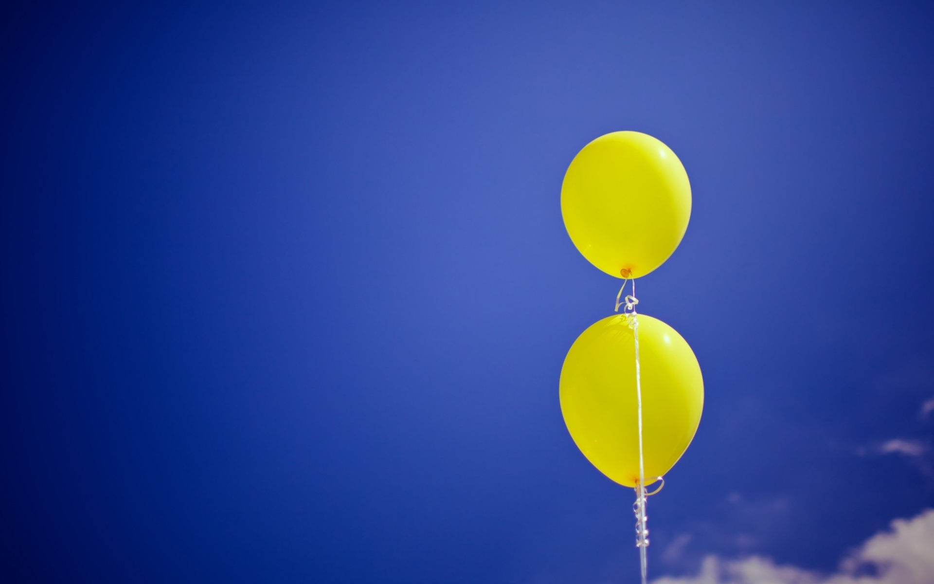Обои Yellow Balloons In The Blue Sky 1920x1200