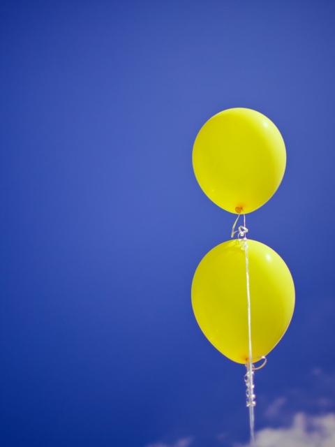 Sfondi Yellow Balloons In The Blue Sky 480x640