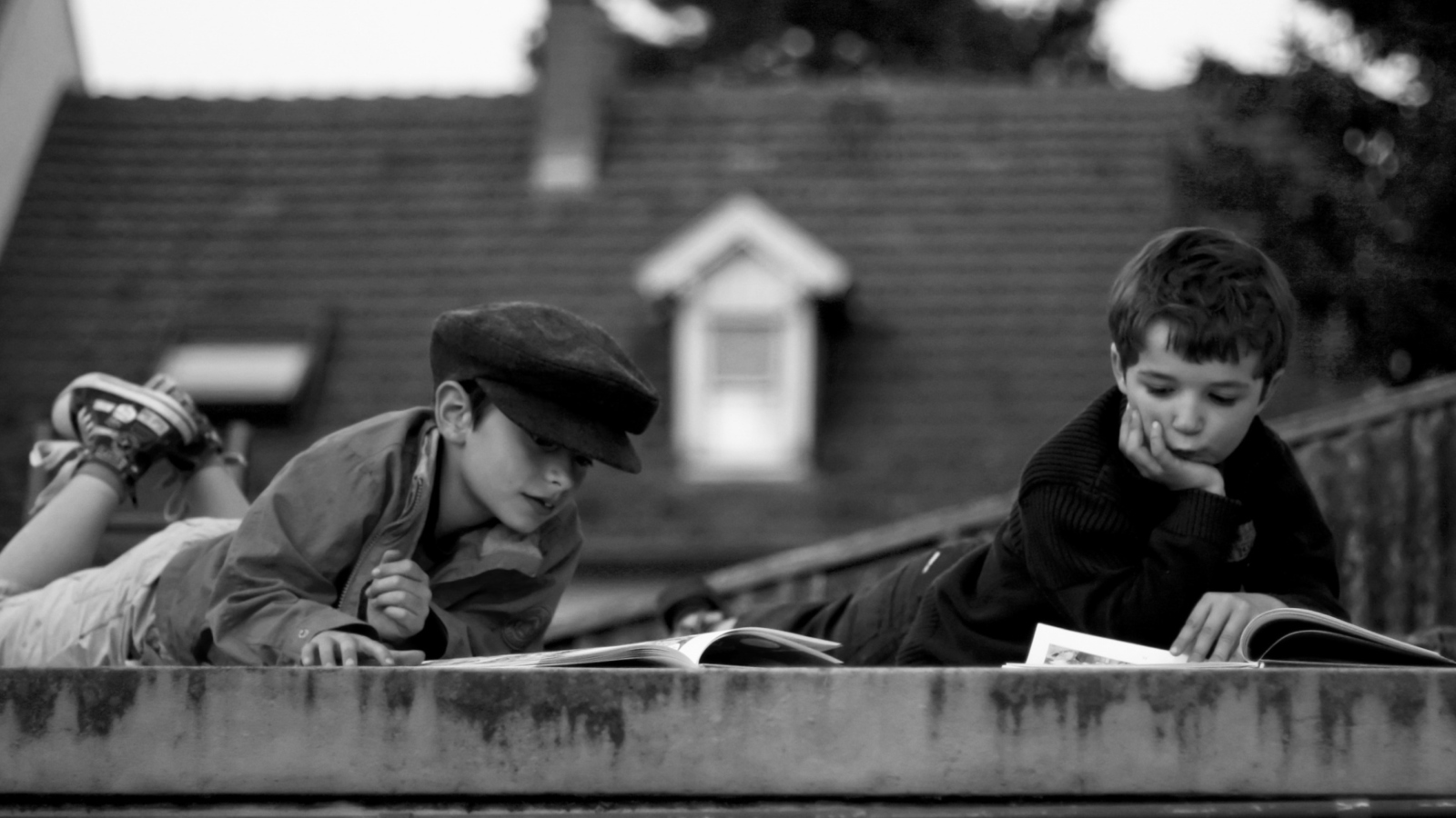 Das Reading On The Roof Wallpaper 1600x900