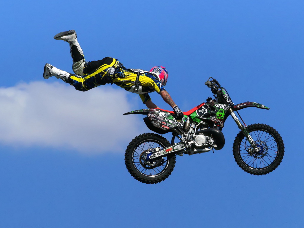 Fondo de pantalla Motorcyclist Ride Jump 1024x768