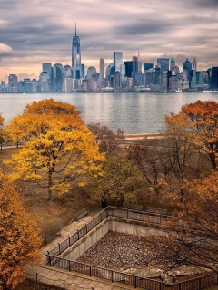 Fondo de pantalla Manhattan Autumn 240x320