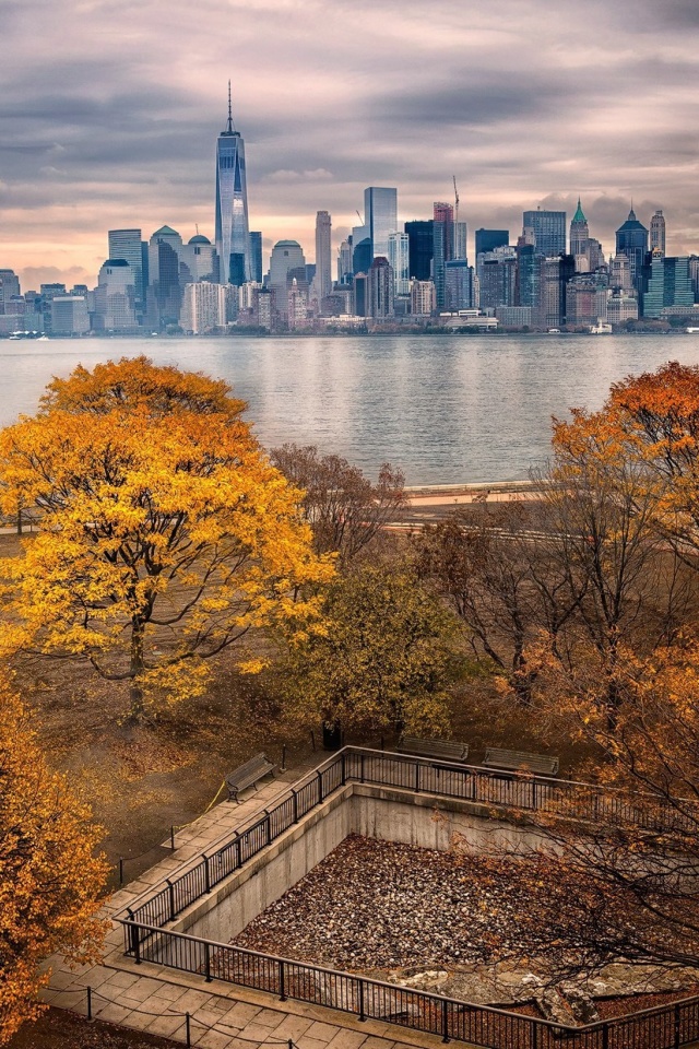 Manhattan Autumn wallpaper 640x960