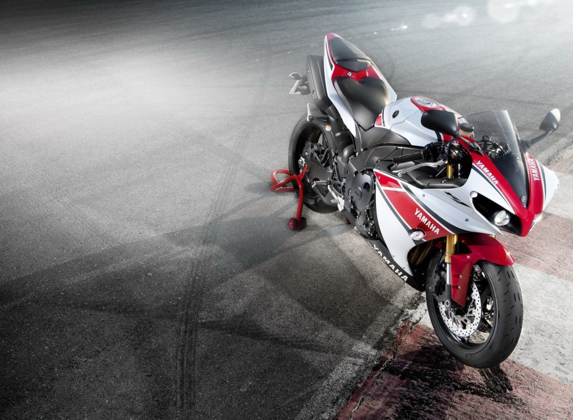 Yamaha R1 wallpaper 1920x1408