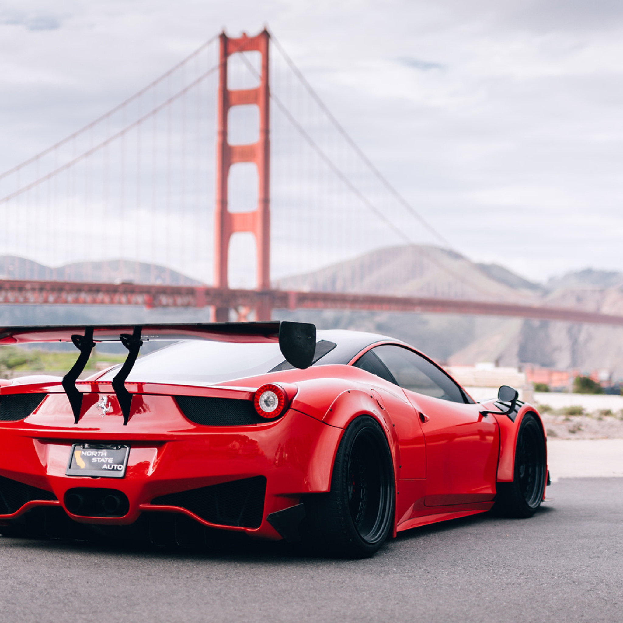 Fondo de pantalla Ferrari 458 Italia near Golden Gate Bridge 2048x2048