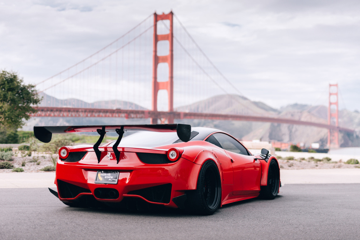 Das Ferrari 458 Italia near Golden Gate Bridge Wallpaper