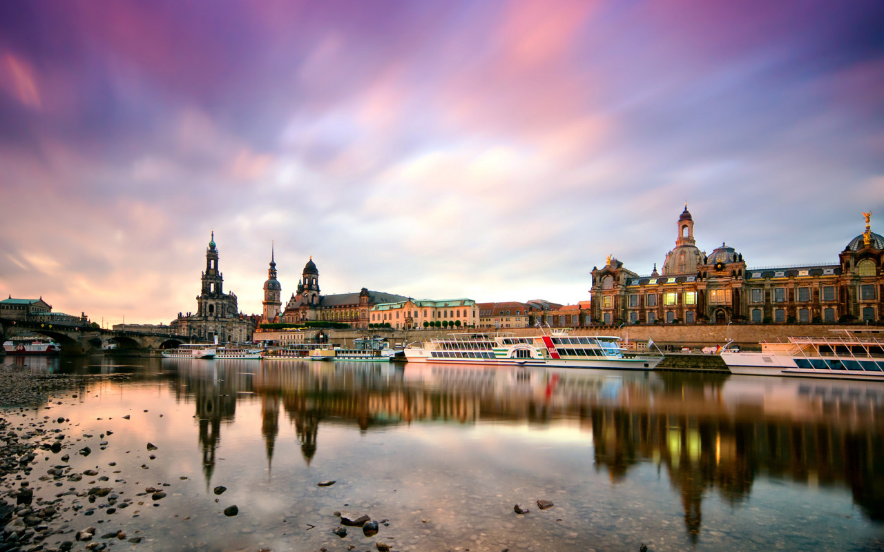 Sfondi Dresden on Elbe River near Zwinger Palace 1280x800