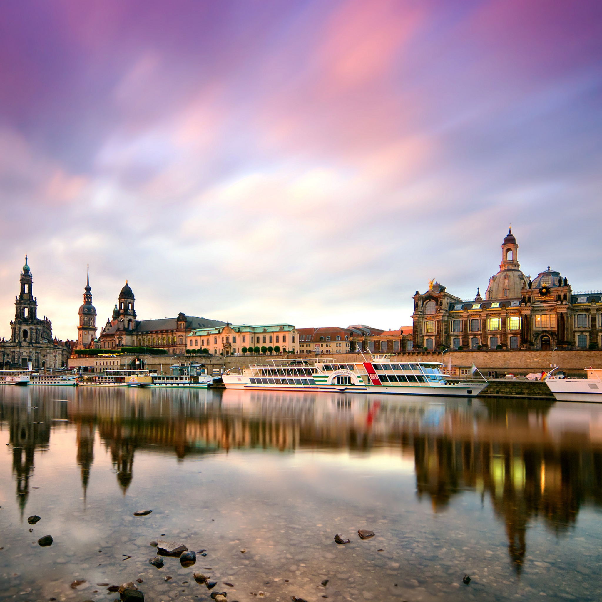 Das Dresden on Elbe River near Zwinger Palace Wallpaper 2048x2048