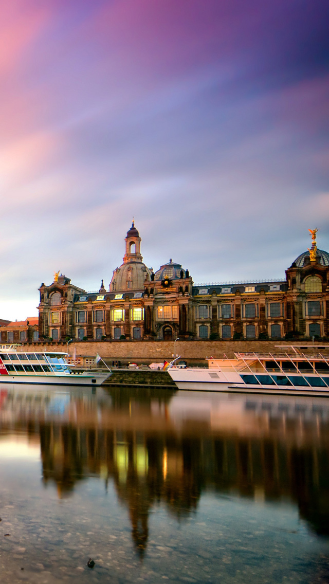 Fondo de pantalla Dresden on Elbe River near Zwinger Palace 640x1136