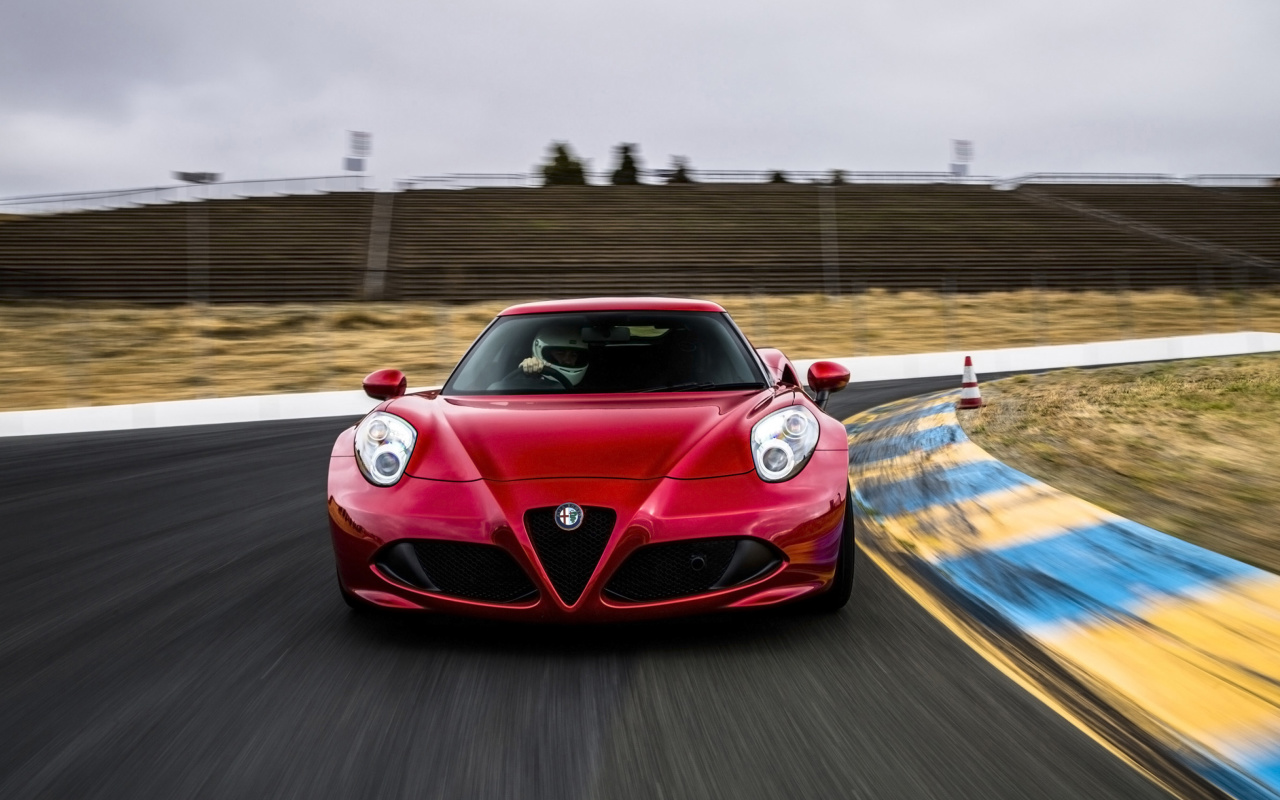 спортивный автомобиль оранжевый Alfa Romeo 4C скачать