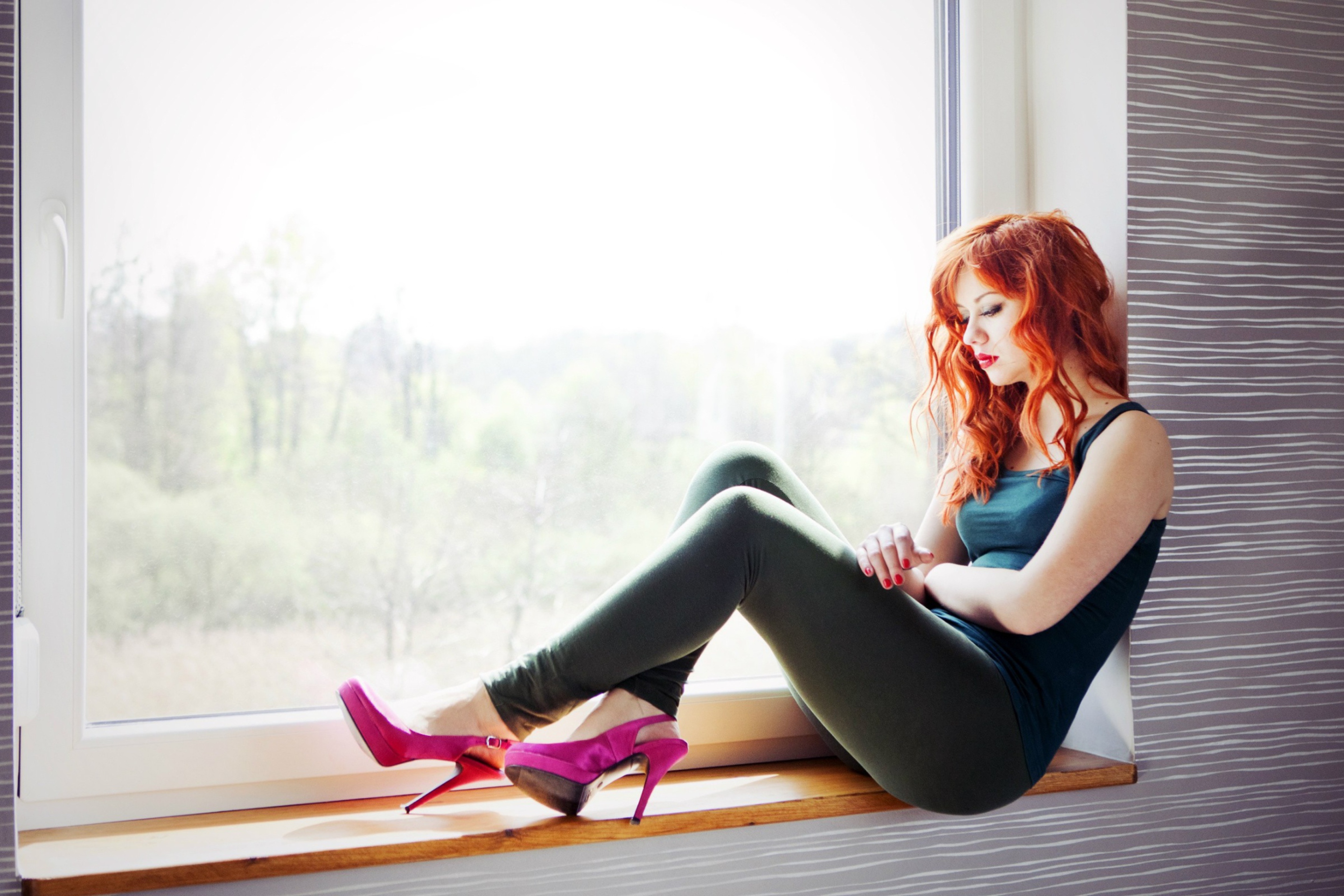 Beautiful Redhead Model And Window screenshot #1 2880x1920