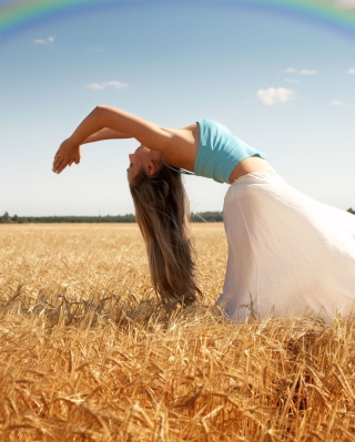Yoga In Field - Obrázkek zdarma pro Nokia C7