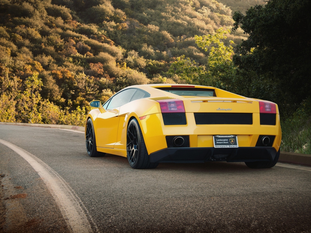 Fondo de pantalla Yellow Lamborghini 1024x768