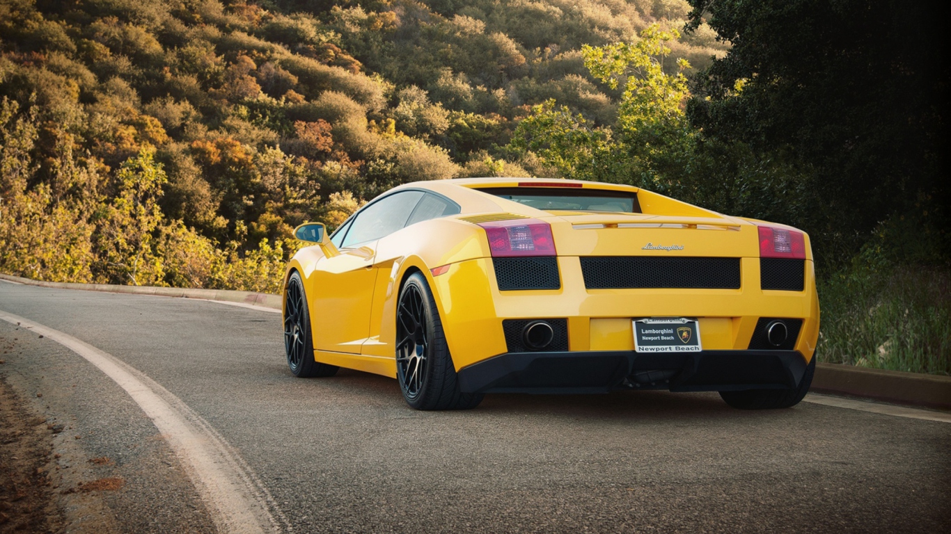 Screenshot №1 pro téma Yellow Lamborghini 1366x768