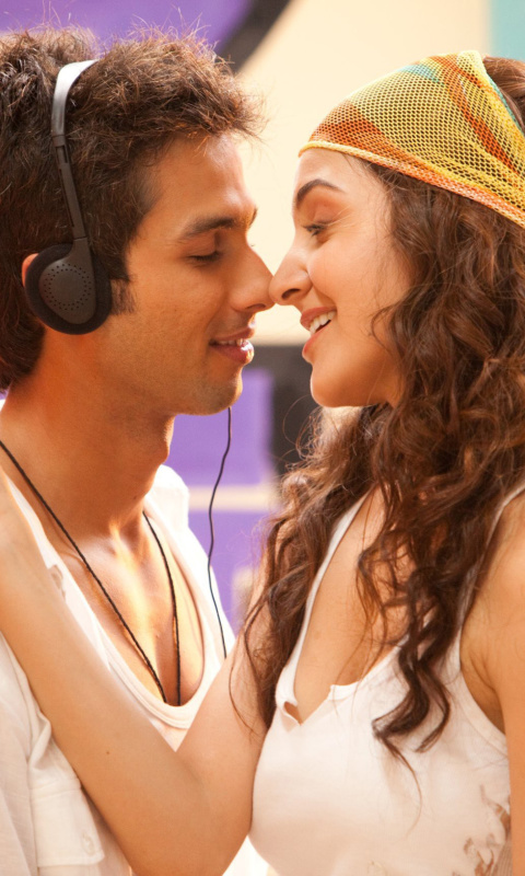 Fondo de pantalla Anushka Sharma kissing Shahid Kapoor 480x800