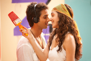 Anushka Sharma kissing Shahid Kapoor papel de parede para celular 