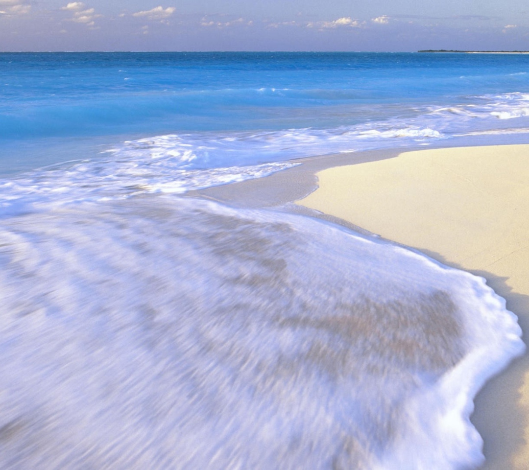 Das White Beach And Blue Water Wallpaper 1080x960