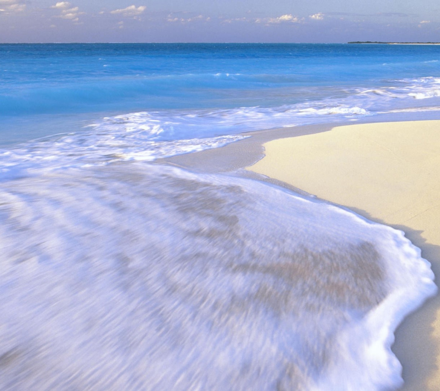 Обои White Beach And Blue Water 1440x1280