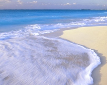 Das White Beach And Blue Water Wallpaper 220x176