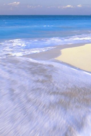 Das White Beach And Blue Water Wallpaper 320x480