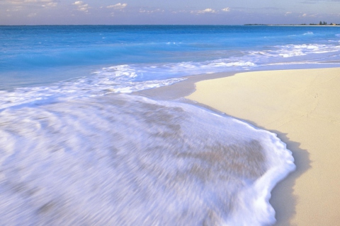 Das White Beach And Blue Water Wallpaper 480x320