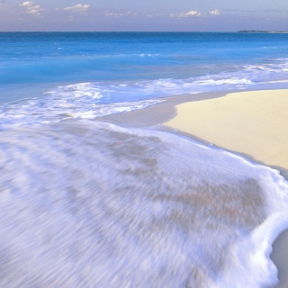 Kostenloses White Beach And Blue Water Wallpaper für 1024x1024