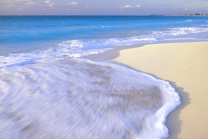 Das White Beach And Blue Water Wallpaper