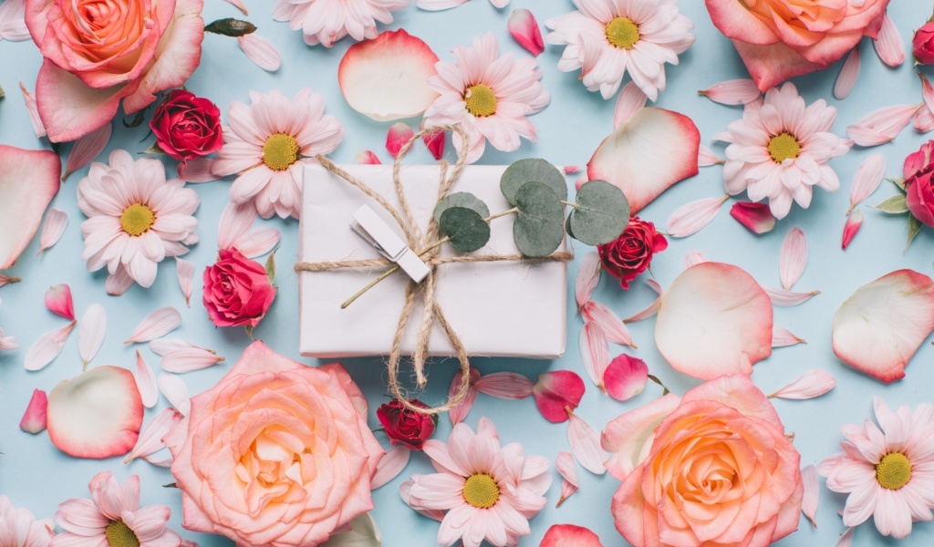 Gift and Roses wallpaper 1024x600