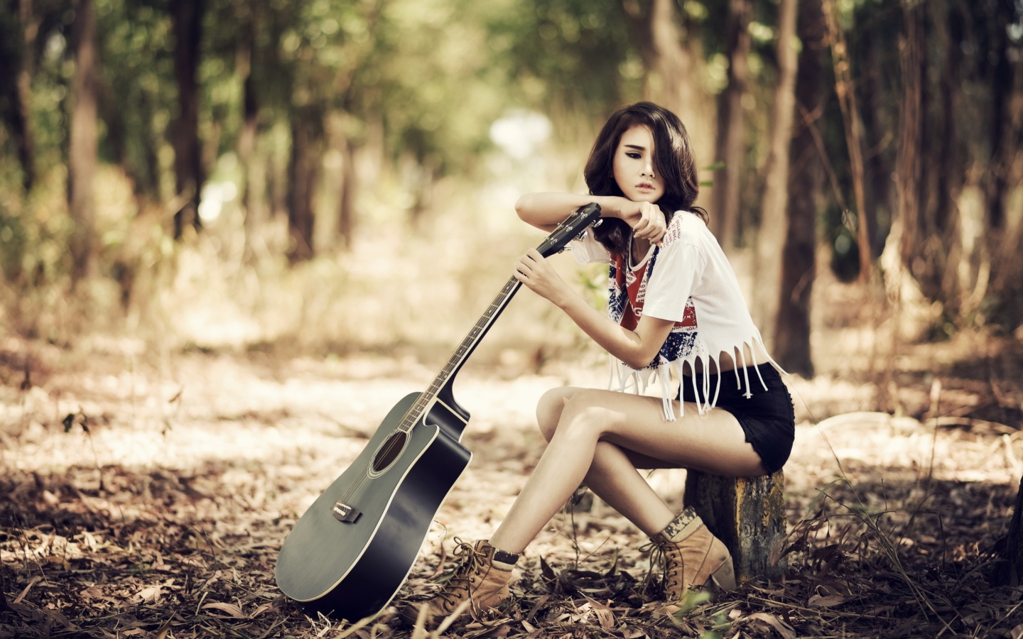 Обои Pretty Brunette Model With Guitar At Meadow 1440x900