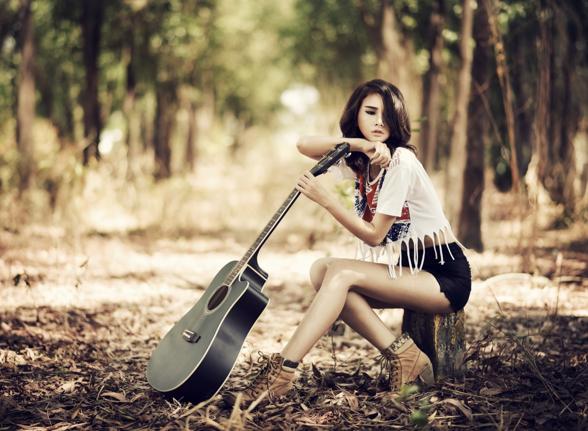 Das Pretty Brunette Model With Guitar At Meadow Wallpaper 1920x1408