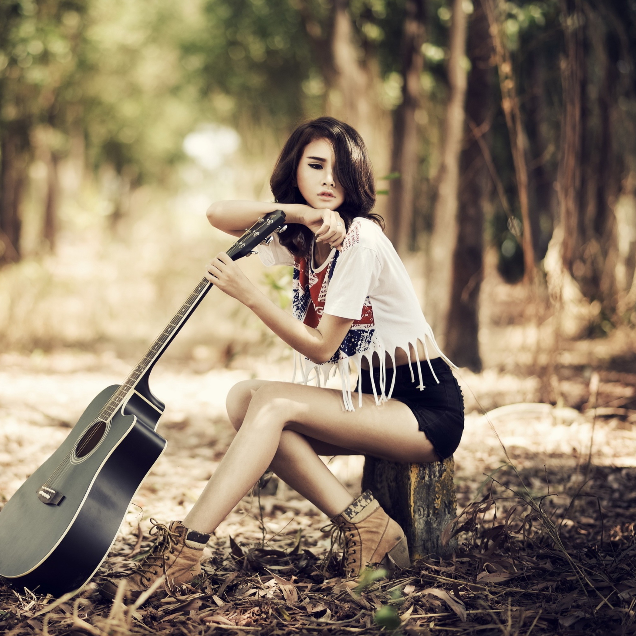 Fondo de pantalla Pretty Brunette Model With Guitar At Meadow 2048x2048