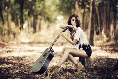 Screenshot №1 pro téma Pretty Brunette Model With Guitar At Meadow 480x320